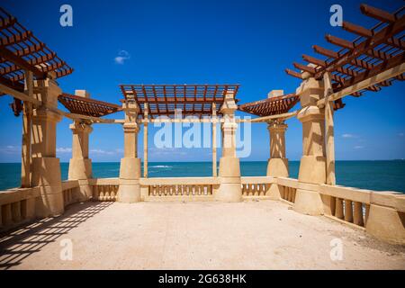 Alexandria, Ägypten - 12 2021. April: Tagesaufnahme des königlichen Palastes im öffentlichen Park Montaza Stockfoto