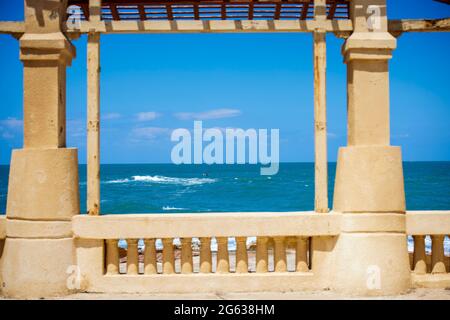 Alexandria, Ägypten - 12 2021. April: Tagesaufnahme des königlichen Palastes im öffentlichen Park Montaza Stockfoto