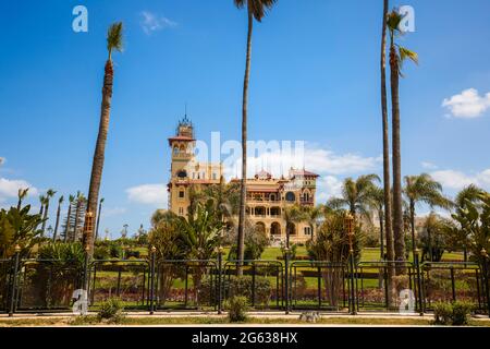 Alexandria, Ägypten - 12 2021. April: Tagesaufnahme des königlichen Palastes im öffentlichen Park Montaza Stockfoto