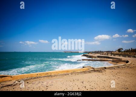 Alexandria, Ägypten - 12 2021. April: Tagesaufnahme des königlichen Palastes im öffentlichen Park Montaza Stockfoto