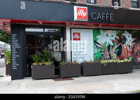 Das Äußere und der Eingang zum Illy Caffe Coney Island-Laden und -Café in Brighton Beach, Brooklyn, New York City. Stockfoto