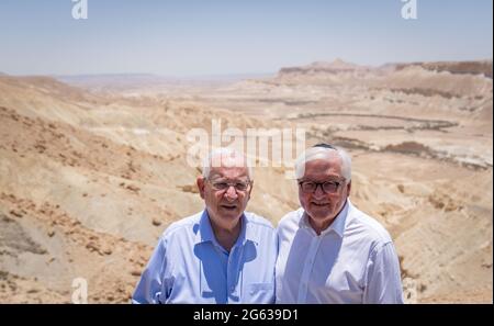 Negev, Israel. Juli 2021. Bundespräsident Frank-Walter Steinmeier (r) und der israelische Präsident Reuven Rivlin besuchen das Zin-Tal im Awdad-Nationalpark in der Negev-Wüste an der Grabstätte des Staatsgründers Israel, David Ben-Gurion und Paula Ben-Gurion. Der Staatsbesuch des deutschen Präsidenten in Israel endet nach drei Tagen. Quelle: Kay Nietfeld/dpa/Alamy Live News Stockfoto