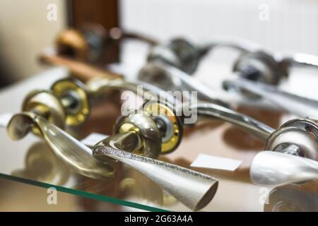 Türschließer in einem Fachgeschäft. Viele verschiedene Tür- und Torschließer. Konzept - Verkauf von Entry-Armaturen. Türbeschläge. Zubehör für Swin Stockfoto