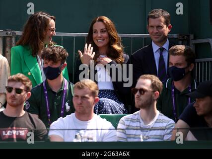 Die Herzogin von Cambridge, Patron des All England Lawn Tennis Club, sitzt mit Sally Bolton zusammen, AELTC Chief Executive und Tim Henman beobachten das Spiel zwischen Jamie Murray (GBR) und Bruno Soares (GBR) gegen Nichola Monroe (USA) und Vasek Pospisil (CAN) in der ersten Runde des Herren-Doubles auf dem Court 14 am fünften Tag von Wimbledon beim All England Lawn Tennis and Croquet Club, Wimbledon. Bilddatum: Freitag, 2. Juli 2021. Stockfoto