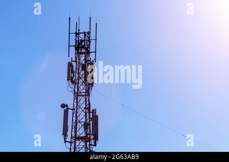 Antennentürme für Mobiltelefone.Antennenmast für Telekommunikation. Entwicklung eines Kommunikationssystems. Mit Kopierraum. 4G, 5G Stockfoto