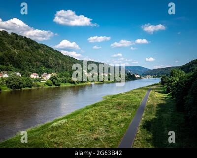 Blick auf das Elbufer bei Bad Schandau in Sachsen Stockfoto