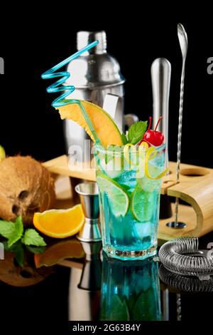 Blue Lagoon Cocktail mit einer Scheibe Melone und Kirsche auf Weiß isoliert Stockfoto