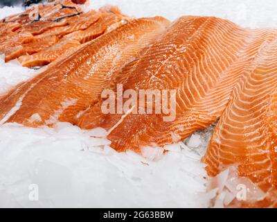 Rote Fischstücke auf der Theke im Laden. Stockfoto