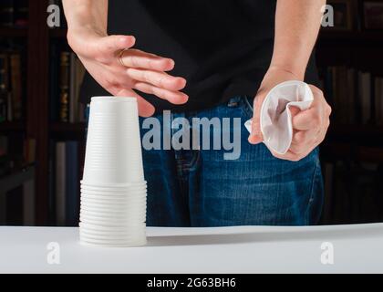 Nein zu Einweg-Kunststoff. Handgestensteuerung weist Einweg-Kunststoffbecher zurück. Kein Einweg-Kunststoff. Stockfoto