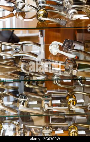 Türschließer in einem Fachgeschäft. Viele verschiedene Tür- und Torschließer. Konzept - Verkauf von Entry-Armaturen. Türbeschläge. Zubehör für Swin Stockfoto