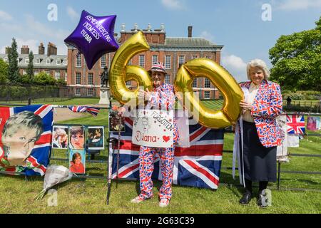 Kensington Palace, London, 2. Juli 2021. Königliche Fans, Terry Hutt und Margaret Tyler, erinnern sich an Prinzessin Diana vor den Toren des Kensington Palace, die mit Spruchbändern, Verhängungen und Ballonen geschmückt wurden, um an den 60. Geburtstag von Prinzessin Diana zu erinnern. Kredit: amanda Rose/Alamy Live Nachrichten Stockfoto