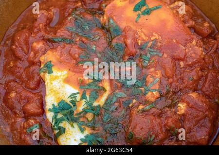 Shakshouka - maghrebi-Gericht mit pochierten Eiern in Tomatensauce Stockfoto
