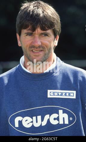 Duisburg, Deutschland. 2. Juli 2021. firo Fuvuball, Fußball, 1. Bundesliga, Saison 1996/1997, Archivfoto, 96/97 Archivbilder, MSV Duisburg, Fotocall, 1996 MSV Duisburg-Coach, Friedhelm Funkel, Halbfigur, Portrait Quelle: dpa/Alamy Live News Stockfoto