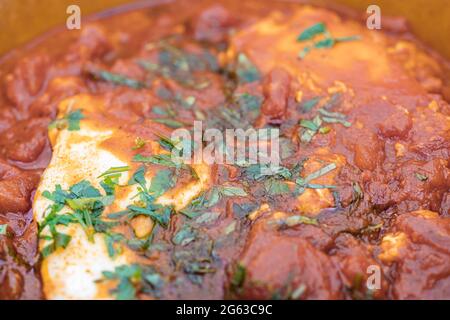Shakshouka - maghrebi-Gericht mit pochierten Eiern in Tomatensauce Stockfoto
