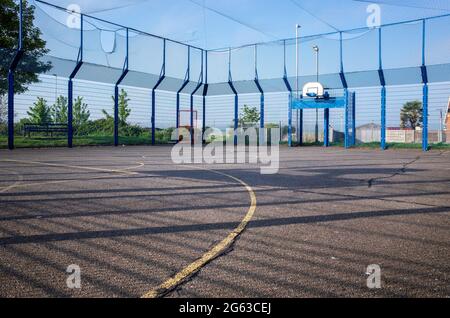 Leerer leerer Basketballplatz in Kent Stockfoto