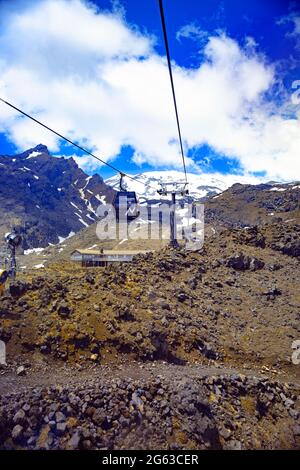 Von der Sky Waka Gondola, der neuesten und längsten Gondel Neuseelands, aus hat man einen malerischen Blick auf den Mount Ruapehu, der durch das Skigebiet Whakapapa auf dem Mt. Ruapehu führt. Stockfoto