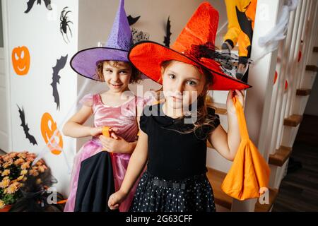 Kleine Mädchen Hexen warten auf halloween Leckereien Stockfoto