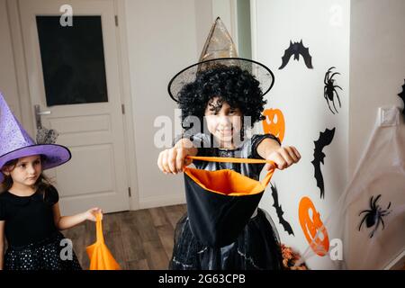 Kleine Mädchen Hexen warten auf halloween Leckereien Stockfoto