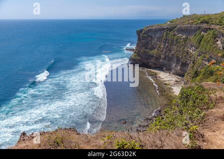 Wunderschöner Uluwatu Tempel auf einer Klippe in Bali, Indonesien. Stockfoto