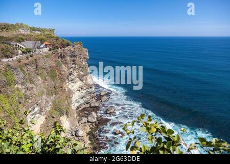 Wunderschöner Uluwatu Tempel auf einer Klippe in Bali, Indonesien. Stockfoto