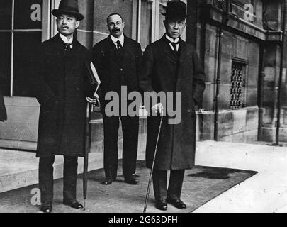 Makino Nobuaki (links) und der japanische Staatsmann Saionji Kinmochi (rechts) auf der Pariser Friedenskonferenz 1919. Stockfoto