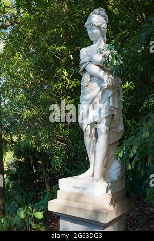 „Summer“ ist eine der vier Jahreszeiten 1883-Skulpturen aus der viktorianischen Zeit, die sich im Royal Botanic Gardens Sydney an der Palace Gardens Steps befinden Stockfoto