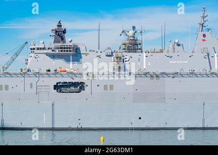 Die Royal Australian Navy landet mit dem Hubschrauber-Dock HMAS Canberra (L02), einem Amphibienschiff der Canberra-Klasse, das derzeit gewartet wird Stockfoto