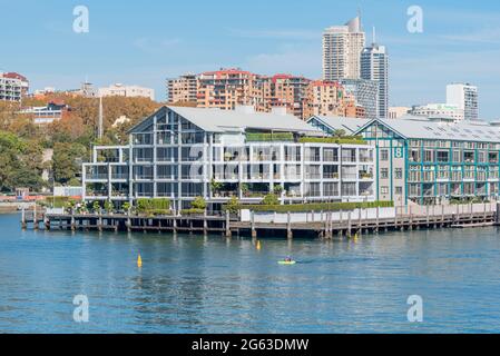 Wharf 8, jetzt ein Hotel und Apartments, ist einer der Finger Liegeplätzen in Woolloomooloo Bay von Cowper Wharf Road, Woolloomooloo, Sydney, Australien Stockfoto