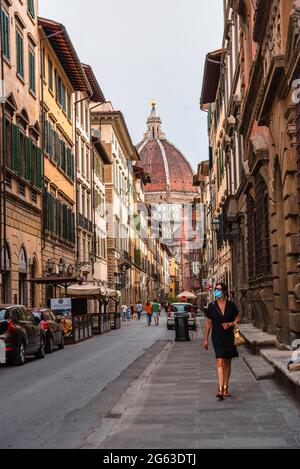 Blick auf die Kuppel von florenz von der Straße Via dei Servi. Kathedrale Santa Maria del Fiore, Toskana, Italien Stockfoto