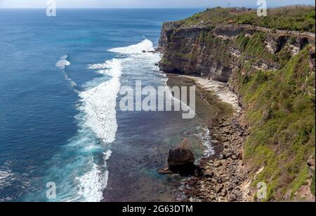 Wunderschöner Uluwatu Tempel auf einer Klippe in Bali, Indonesien. Stockfoto