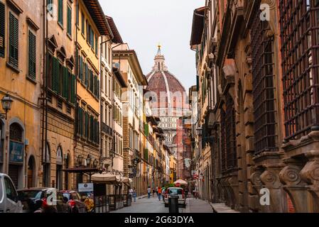 Blick auf die Kuppel von florenz von der Straße Via dei Servi. Kathedrale Santa Maria del Fiore, Toskana, Italien Stockfoto