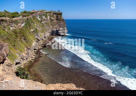 Wunderschöner Uluwatu Tempel auf einer Klippe in Bali, Indonesien. Stockfoto