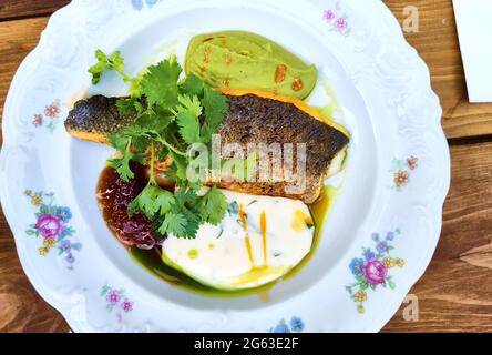 Der Dorado-Fisch wird auf dem Restauranttisch serviert Stockfoto