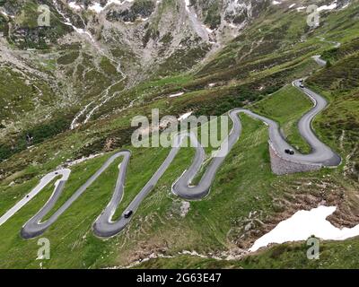 Luftaufnahme der Serpentinen auf der Nordseite des Splügenpasses im Schweizer Kanton Graubünden. Stockfoto