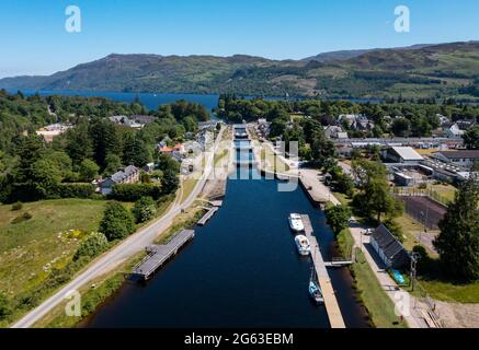 Luftaufnahme des Caledonian Canal und der Kanalschleusen in Fort Augustus, Inverness-Shire, Schottland. Stockfoto