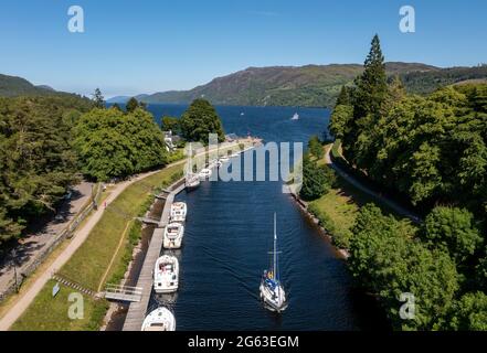 Luftaufnahme des Caledonian Canal, wo er Loch Ness in Fort Augustus, Inverness-Shire, Schottland, erreicht. Stockfoto