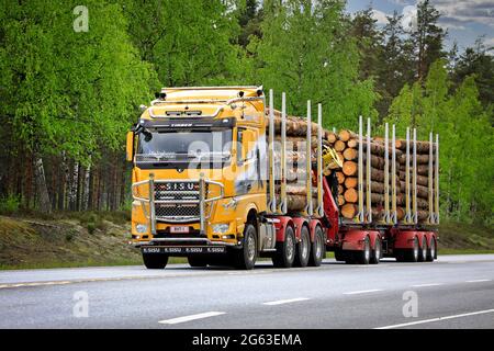 Wunderschön angepasste gelbe Sisu Polar Holzfäller Br Holmberg Transport schleppt im Sommer die Holzlast auf der Straße 25. Raasepori, Finnland. 27.Mai 2021 Stockfoto