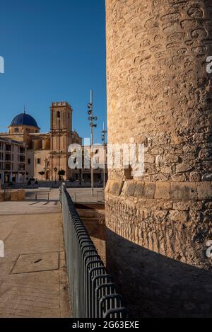 Elche,Alicante Provinz,Spanien / 06-21-2021 / Basilika Santa Maria aus dem Altamira Palast im Zentrum von Elche. Stockfoto