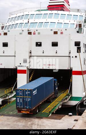 ro-ro Fähre am Hafen von Palma. Lastwagen steigen auf Rampen in die Fähre ein. Stockfoto