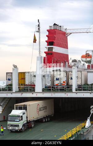 ro-ro Fähre am Hafen von Palma. Lastwagen steigen auf Rampen in die Fähre ein. Stockfoto