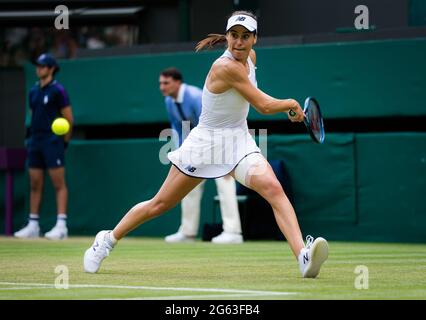 London, England, 01/07/2021, Sorana Cirstea aus Rumänien im Kampf gegen Victoria Azarenka aus Weißrussland während der zweiten Runde der Wimbledon Championships 2021, Grand Slam Tennisturnier am 1. Juli 2021 im All England Lawn Tennis and Croquet Club in London, England - Foto Rob Prange / Spanien DPPI / DPPI Stockfoto