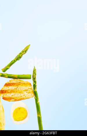 Frisches Brot, Spargel und Ei. Zum Frühstück gibt es Inridients. Gleichgewichtsschwimmende Lebensmittel. Balance Levitation Food. Gesunde Vitamin-Ernährung Stockfoto