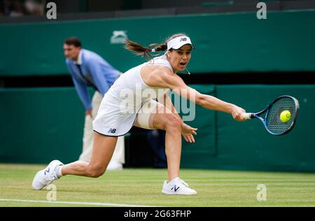 London, England, 01/07/2021, Sorana Cirstea aus Rumänien im Kampf gegen Victoria Azarenka aus Weißrussland während der zweiten Runde der Wimbledon Championships 2021, Grand Slam Tennisturnier am 1. Juli 2021 im All England Lawn Tennis and Croquet Club in London, England - Foto Rob Prange / Spanien DPPI / DPPI Stockfoto