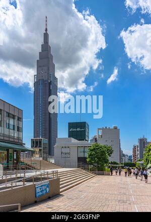 tokio, japan - 01 2021. juli: Shinjuku Docomo-Turm mit Blick auf den Fußgängerweg der Südterrasse am Neuen Südtor der Shinjuku-Straße Stockfoto