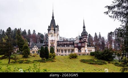 Berühmte Peles Schloss in Rumänien Stockfoto