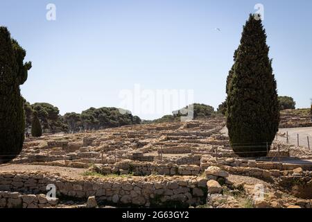 EMPURIES, SPANIEN-8. MAI 2021: Archäologische Überreste der antiken Stadt Empuries. Überreste eines griechischen Festungswämmens. Archäologisches Museum von Katalonien, Spanien. Stockfoto