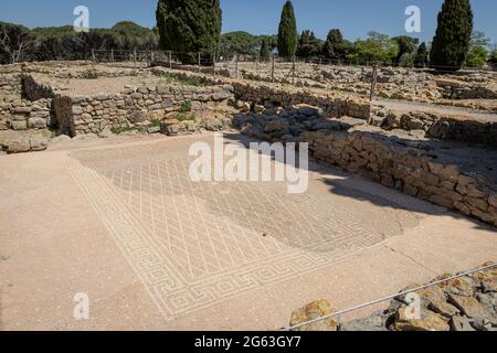 EMPURIES, SPANIEN-8. MAI 2021: Archäologische Überreste der antiken Stadt Empuries. Ein Mosaik in der Neapolis. 'Ηδύκοιτος', 'das Vergnügen, sich hinzulegen' insc Stockfoto