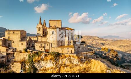 Luftaufnahme des mittelalterlichen Steindorfes, das höchste Dorf in der Madonie-Bergkette, Sizilien, Italien.Kirche Santa Maria di Loreto bei Sonnenuntergang.malerisch Stockfoto