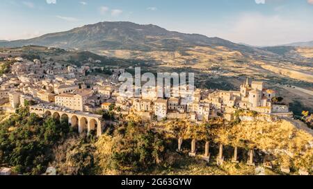 Luftaufnahme des mittelalterlichen Steindorfes, das höchste Dorf in der Madonie-Bergkette, Sizilien, Italien.Kirche Santa Maria di Loreto bei Sonnenuntergang.malerisch Stockfoto