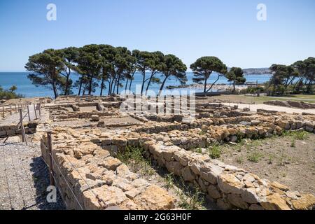 EMPURIES, SPANIEN-8. MAI 2021: Archäologische Überreste der antiken Stadt Empuries. Überreste eines griechischen Festungswämmens. Archäologisches Museum von Katalonien, Spanien. Stockfoto